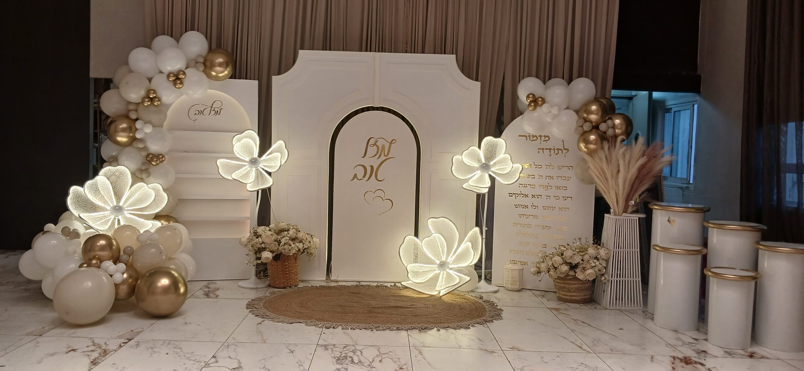 חוגגים אירוסין עם עמדת צילום מבלונים של ואוו בלון